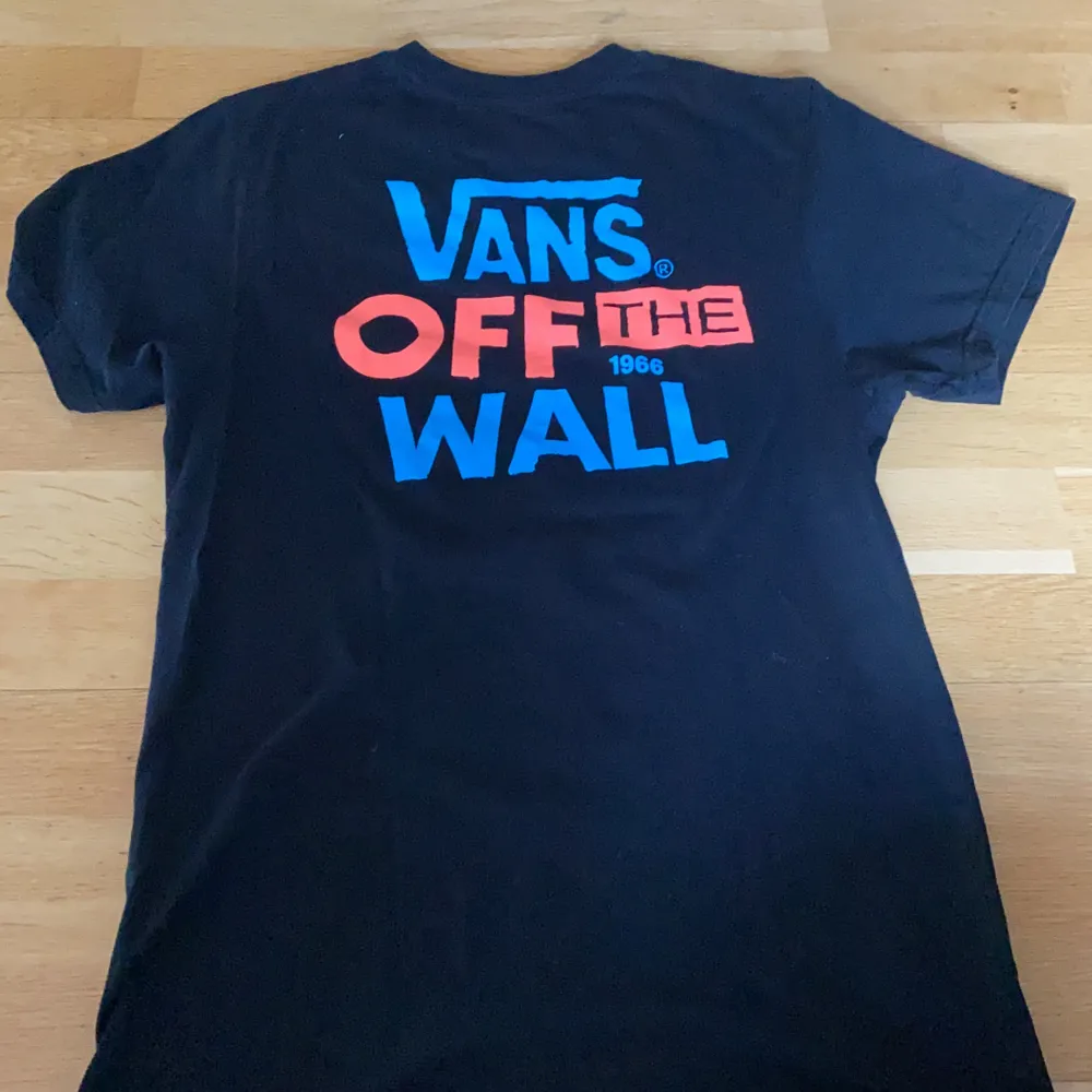 Jättefin vans t-shirt med både tryck fram o bak! Väldigt fint skick ❤️. T-shirts.