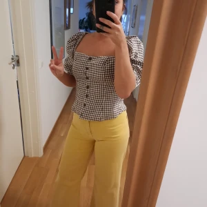 Topp från & other stories  - Säljer den här super söta toppen som såldes slut väldigt snabbt. Puffärm! En liten storlek 38.