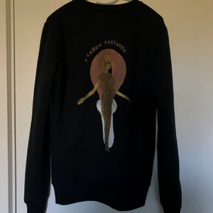 TRÖJA FRICKYS KOLLEKTION - Stort tryck på ryggen