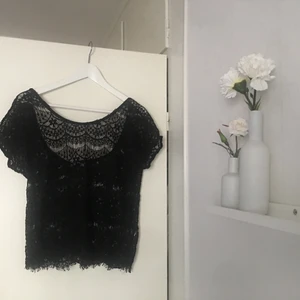 Spetsblus - Köparen står för frakten som tillkommer🙃📦