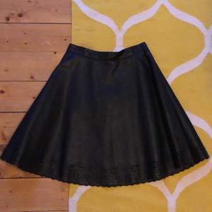 High quality Yuki leather skirt in good skick. Size suits XS, S or M. 