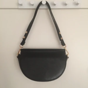 Baguette väska - Baugetteväska som går att omvandla till en axelremsväska :) Köparen betalar frakt. 