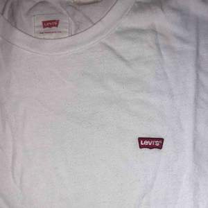 Classic vit Levis t-shirt oanvänd :) shippas från Köpenhamn till Sverige för 79 kr 