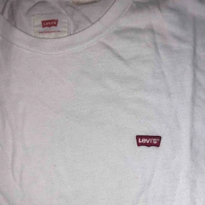  - Classic vit Levis t-shirt oanvänd :) shippas från Köpenhamn till Sverige för 79 kr 