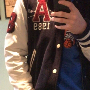Vintage varsity jacka  - Vintage varsity jacka med läderärmar. Storlek L men sitter snyggt oversized på mig med s/m. Skriv vid frågor!