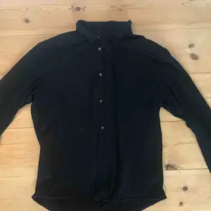 Jätte fin svart COS skjorta i skönt material, bilden gör den ej rättvisa för hur fin den är, finns intresse kan jah skicka fler bilder :) 
