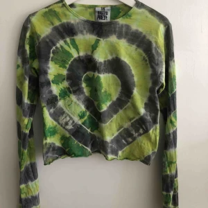  - Säljer denna batiktröjan från the ragged priest. Använd och tvättad en gång alltså i väldigt bra skick. Frakten är inte inräknad i priset. Budgivning finns i kommentarerna. Högsta budet ligger på 430💕