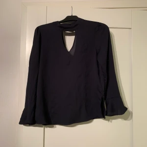 Snygg tröja ifrån only - Säljer en jättefin svart tröja ifrån only! Tröjan har en snygg öppning på ryggen, perfekt till ett par vita jeans och uppsatt hår! Storlek 38, köparen står för frakten 