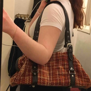  - Orange axelväska från Åhléns. Köpt secondhand men personligen aldrig använd. Innerfack. Gott skick! Möts i innerstan/köparen står för frakt. 🧡