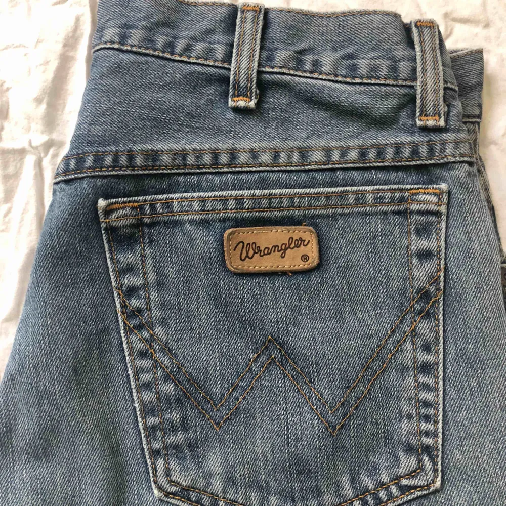 Säljer dessa mid waist vintage jeans från wrangler, passar midjemåtten W32-34. Köparen betalar frakten🪐. Jeans & Byxor.