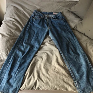 Crossby-jeans - Säljer mina vintage jeans från en vintagebutiker köpta för 300 kr. Strl 34 som M typ! Jättebra skick!! Fraktar (köparen står för frakten 63kr)❤️