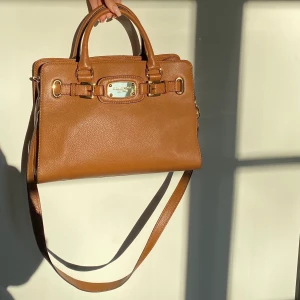 Micheal Kors väska  - Micheal Kors väska i färgen Chestnut. Den är knappt använd och är i väldigt bra skick!