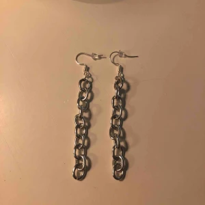  - Handgjorda oanvända örhängen med kedja💞 Frakt tillkommer med 11kr 💞