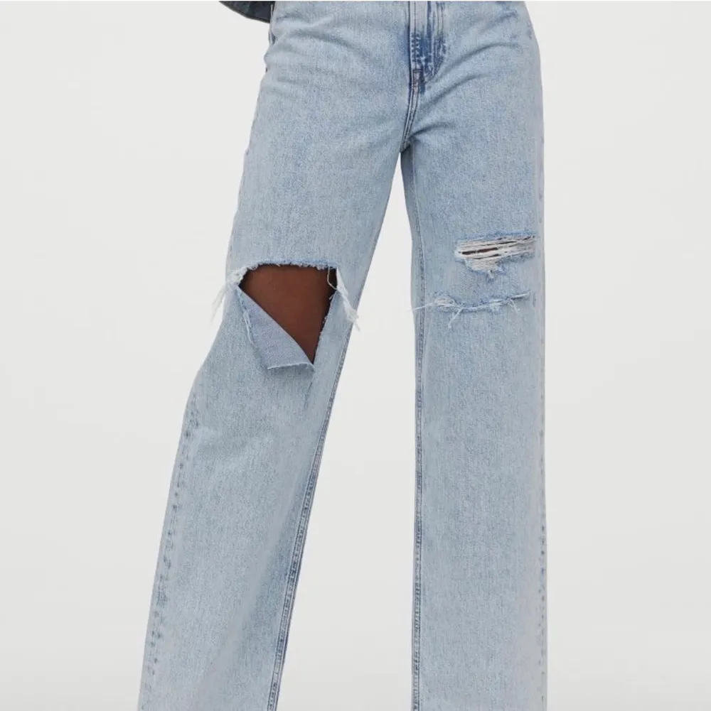 Säljer ett par oanvända jeans från HM med prislappar kvar. Kan dela på frakten eller mötas. Budet är på 550kr! (Jag är 173). Jeans & Byxor.