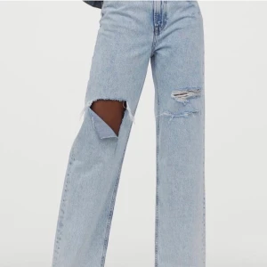 Slutsålda HM Jeans - Säljer ett par oanvända jeans från HM med prislappar kvar. Kan dela på frakten eller mötas. Budet är på 550kr! (Jag är 173)