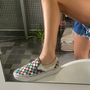 Vans st 38/39, gjort om de själv! - Dessa skorna är i ganska fint skick fortfarande för att ha använt dom en del. Helt nytvättade!💛