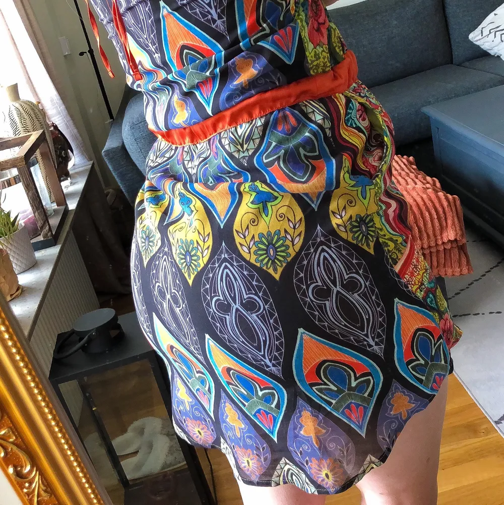 Säljer en av mina favoritklänningar genom tiderna. Superfin, unik och med fickor. Olika mönster på fram/baksida. Säljes pga för kort för mig nu när gumman fått lite former (står ej för frakt) . Klänningar.