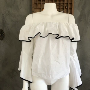 Off shoulder blus från ZARA - En perfekt fräsch sommar blus med fina volang armar. 