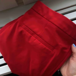  - Röda kostymbyxor från Zara Storlek 38 Super fina och använda väldigt fåtal gånger! Super bra skick Passa perfekt nu till våren/sommaren Tar swish samt kontant. Mötes och fraktar men köparen står för frakten:)
