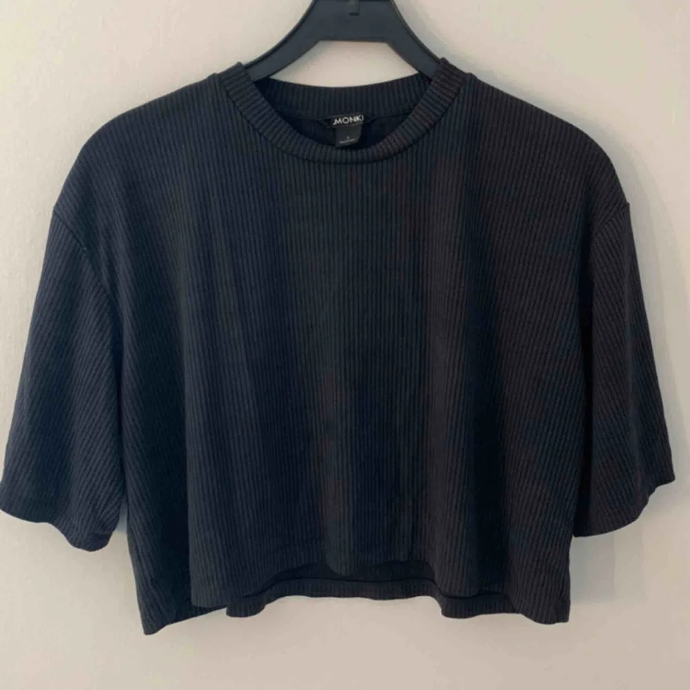 Ribbad, mörkgrå tröja från monki i storlek L. 100kr inklusive frakt . T-shirts.