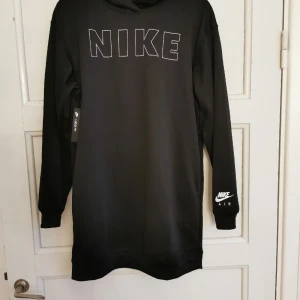 Nike Hood long - Aldrig använd pga har för många liknande. Därför säljer jag denna fina Hoodie klänning. Har två fickor på sidan och luva. Originalpris 629 kr.