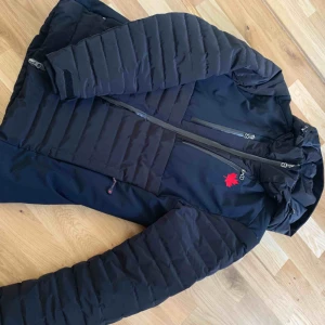  - Vinterjacka från canada snow. Använd en skidsäsong men i väldigt fint skick. 