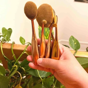  - Ett gäng mjuka syntetborstar. De är i fint skick, kan även säljas separat🥰