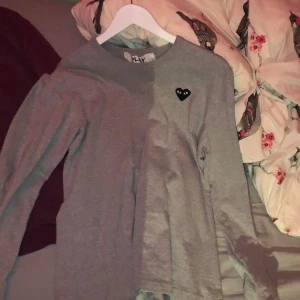 CDG Play långärmad XL - Nyskick. Storlek XL, passar mycket mindre. Passar som oversized.