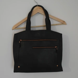 Filippa K handväska  - Handväska från Filippa k i äkta läder och med fina rosédetaljer! Otroligt bra skick, endast använd ett fåtal gånger! 