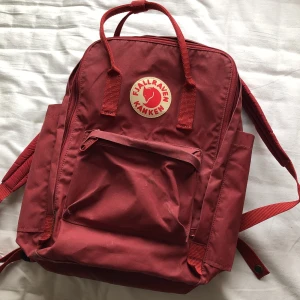 Kånken 15”  - NYPRIS 1299kr.   Sparsamt använd. Köpt förra året.  Dator får plats i.  En lite större modell än den vanliga kånken. Mycket rymligt fack på framsidan. 