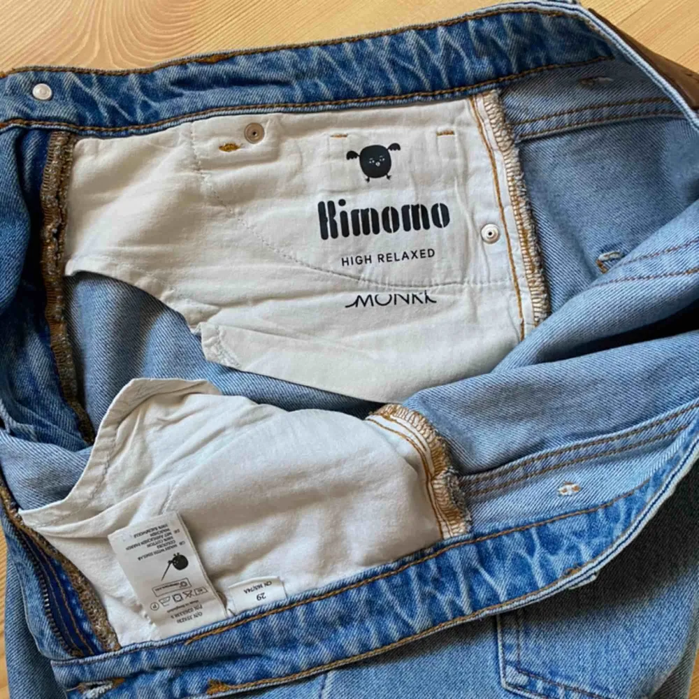 Ljus blåa Kimomo Monki jeans, High relaxed i storlek 29, passar som storlek S/M som jag vanligtvis bär. I bra skick.  🌻🌻. Jeans & Byxor.
