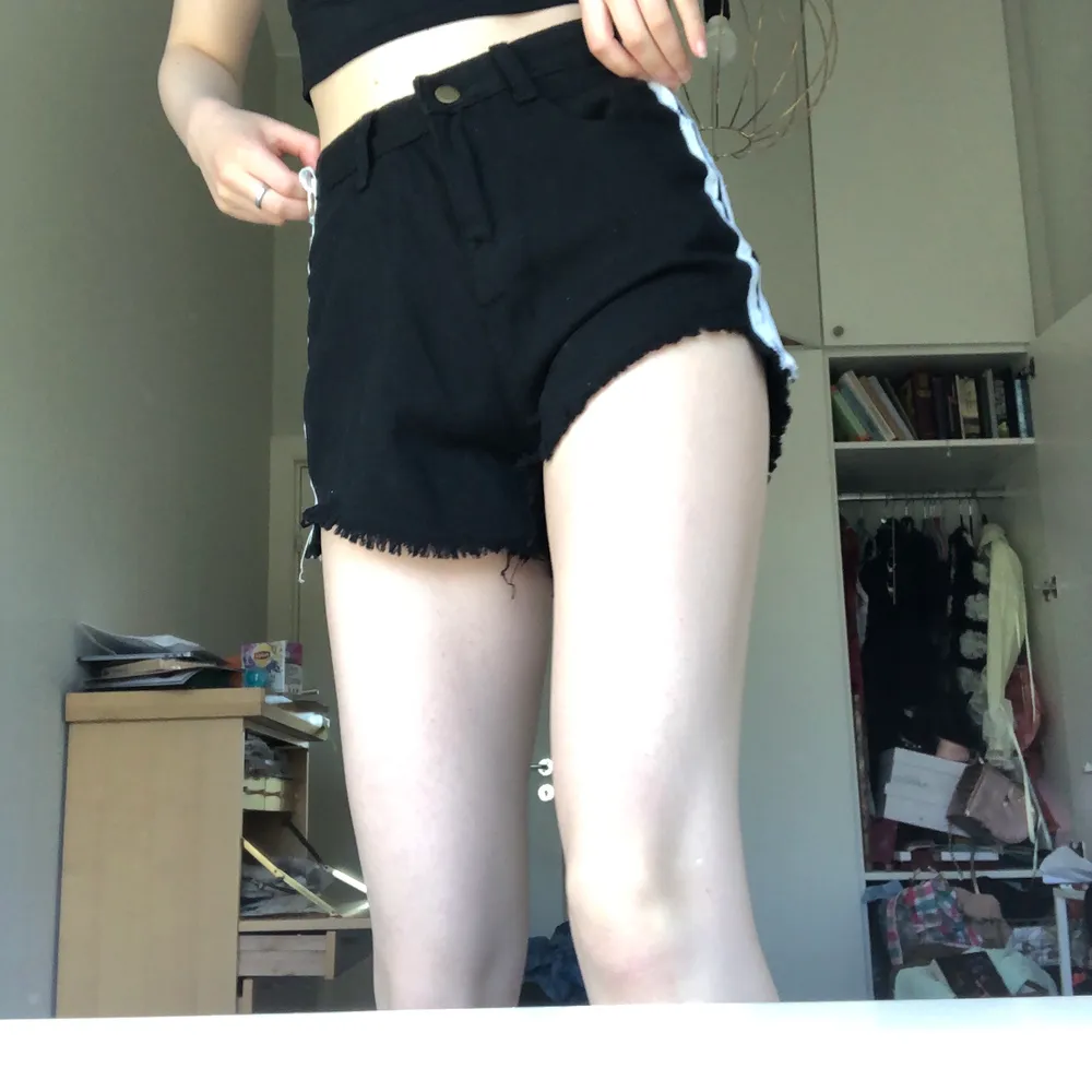 Nya shorts i asiatisk storlek S! fick den i present av en kompis som hade rest i Asien! Superfina och är super coola!. Shorts.