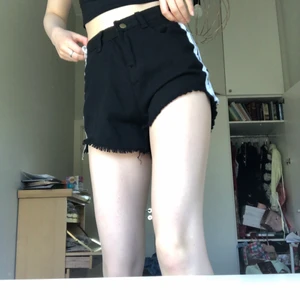 Nya shorts - Nya shorts i asiatisk storlek S! fick den i present av en kompis som hade rest i Asien! Superfina och är super coola!