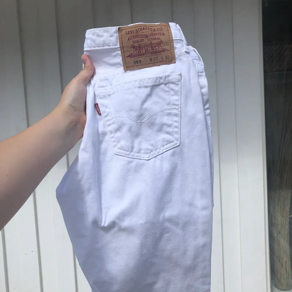 Vintage vita Levis 593, W27 L32. Bra skick. Köparen står för frakten!🥰. Jeans & Byxor.