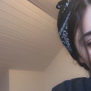 Bandana  - En vart/vit bandana för 20kr +frakt 