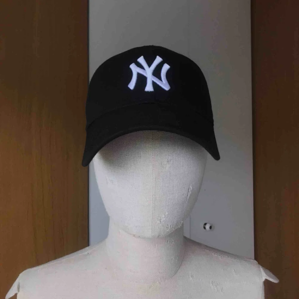 Svart New Era New York Yankees keps. One Size + justering där bak. Knappt använd.. Övrigt.