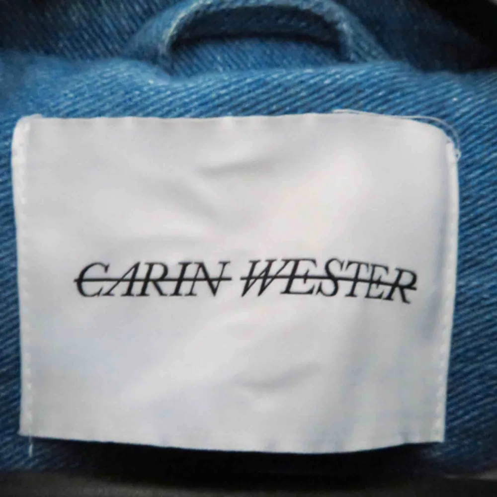 Spring/Summer 2016 Carin Wester jacka Hillary quiltad denim med skärp. Creme viscose foder. Nästintill oanvänd. . Jackor.