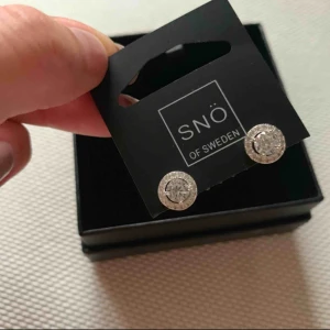  - Helt nya örhängen från SNÖ. Aldrig använda. 