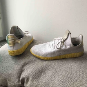  - Adidas HU Pharrell Williams Ändats använda 5-6 gånger, men lite smutsiga. Inget som inte går bort i tvätten! Nypris 1400 på raffle där Alla sålde slut