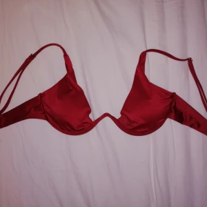  - Bikini i vinrött! Det står att den är i storlek M men den är mer XS/S. Aldrig använd ❤️ frakten är inkluderad i priset 