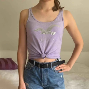  - Ett tunt och fint somrigt ljuslila linne från Hollister i storlek S. Linnet är i god kvalité, knappt använt och ordinarie pris ungefär 250kr. Möts gärna upp i Stockholm. 