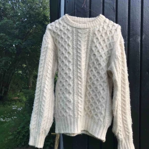  - Underbar varm ulltröja. Perfekt inför hösten eller under sommarkvällar ute. Handstickad. Inköpt i Tiahuanaco, Bolivia. Fint begagnat skick. Frakt inkluderad inom Sverige. 