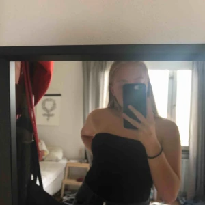  - En svart body linne utan några ärmar. Köpt på Nelly (kunde inte sälja utan att ha ett märke, men Nelly fanns inte så tog bara något😬😑). Kan mötas upp i Stockholm😊 