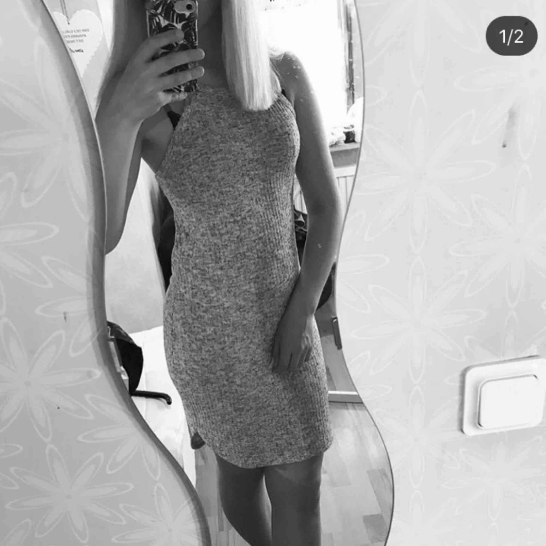 Grå ribbad klänning