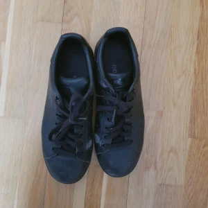  - Säljer fina Adidas Stan Smith i helsvart läder. Sparsamt använda, dock slitna vid stortån men fixas enkelt med ex. svart skokräm.