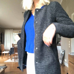  - En likadan kappa som förra fast i en mörkare grå färg och en större storlek. Perfekt för sommar eller höst. Nypris är ca 500 och den är i bra skick