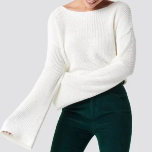  - En jättesnygg vit stickad tröja från Nakd, perfekt inför hösten, säljs för 150 kr (eller högsta bud) + frakt 😊 Nypris är 299 kr. Använde en bild från Nakds hemsida pga att hela tröjan var svår att få på bild, men kan eventuellt skicka fler bilder 🤗