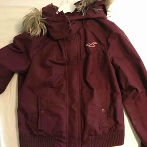  - Jacka från Hollister. Använd men i bra skick, har små fläckar på armen men syns inte så mycket