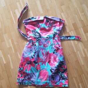  - Kortklänning med skärp och bälte Liten i storlek Möts upp vid Medborgarplatsen eller Gullmarsplan alternativt skickar, köparen står för frakt