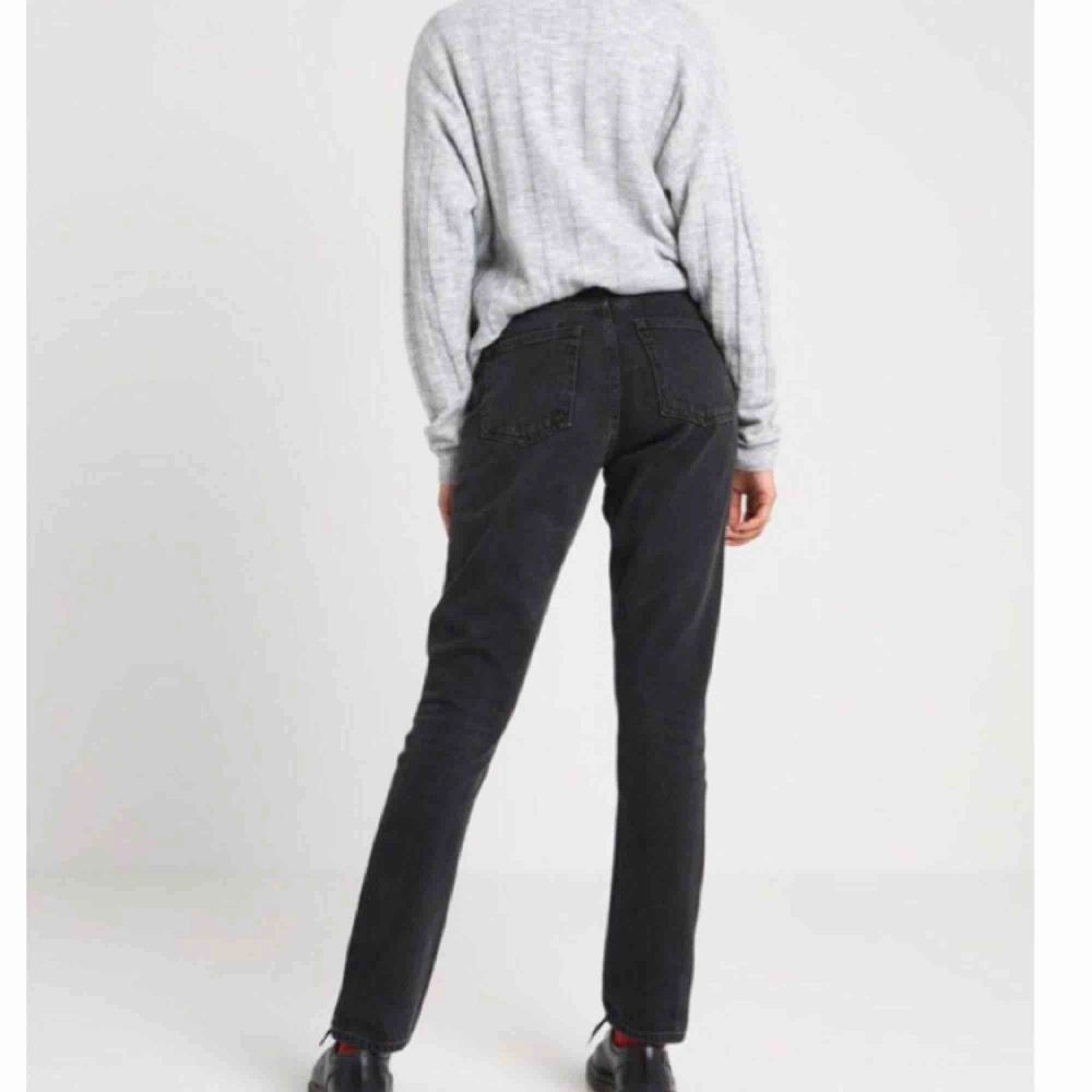 Kimomo jeans från Monki! Supersnygg modell. Hög midja. Storlek 26. Frakt tillkommer. Jeans & Byxor.